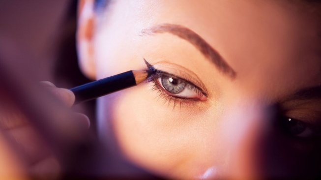 Tutorial Membuat Winged Eyeliner yang Rapi untuk Pemula, Ikuti 8 Langkahnya