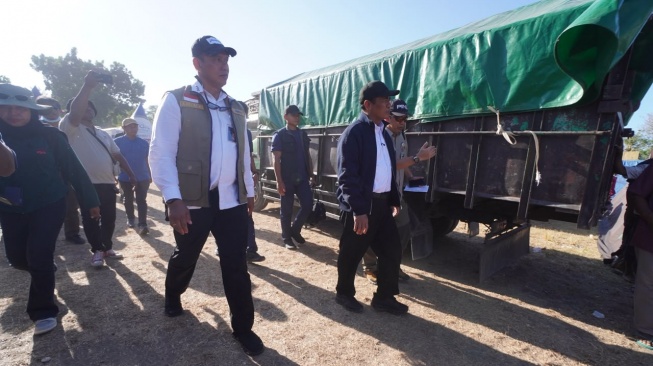 Menteri Pertanian sekaligus Kepala Bapanas Andi Amran Sulaiman pastikan warga yang terdampak mendapatkan bantuan pangan yang dibutuhkan. (Dok: Bulog)