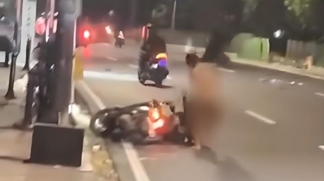 Viral Pria Bugil Ngamuk dan Hajar Pemotor di Lenteng Agung, Berakhir di Tangan Sudinsos
