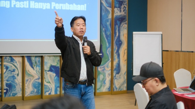 Pemred Suara.com, Suwarjono menyampaikan pemaparan dalam agenda diskusi bertajuk Keberlanjutan Media dan Ekosistem yang digelar Local Media Summit di Hotel Mercure Makassar, Sulawesi Selatan, Rabu (12/8/2026). [Suara.com]