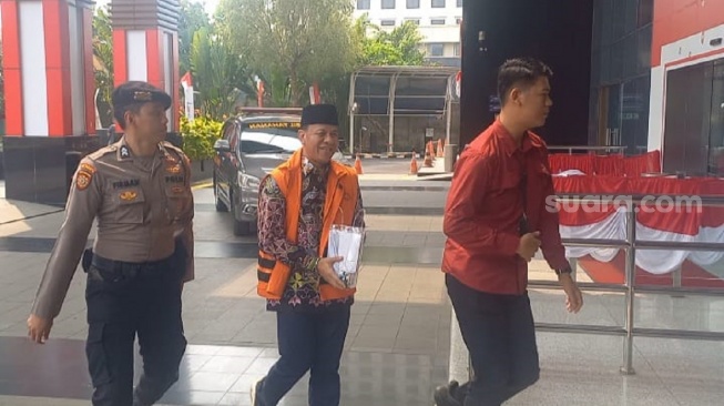 Diperiksa KPK 7 Jam, Bupati Kuansing Bungkam Soal Selisih Amplop di Meja Raja Juli