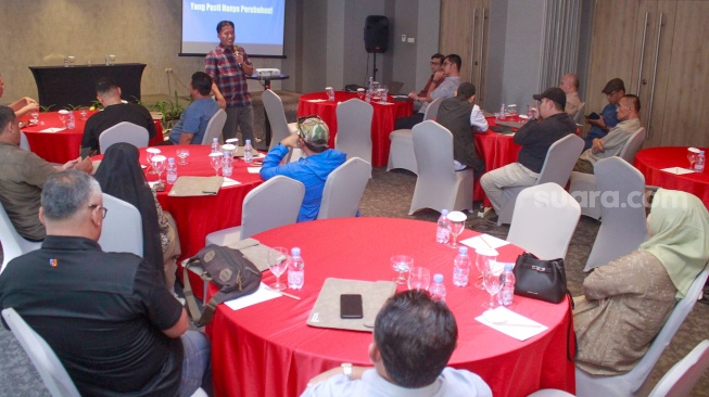 Pemred Suara.com, Suwarjono menyampaikan pemaparan dalam diskusi "Keberlanjutan Media dan Ekosistem" yang digelar oleh Local Media Community (LMC) di Prime Park Hotel, Pekanbaru, Senin (10/8/2026). [Suara.com]