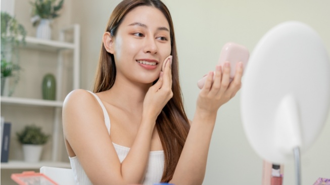 Bebas White Cast, Ini 5 Loose Powder Anti Flashback yang Aman untuk Foto