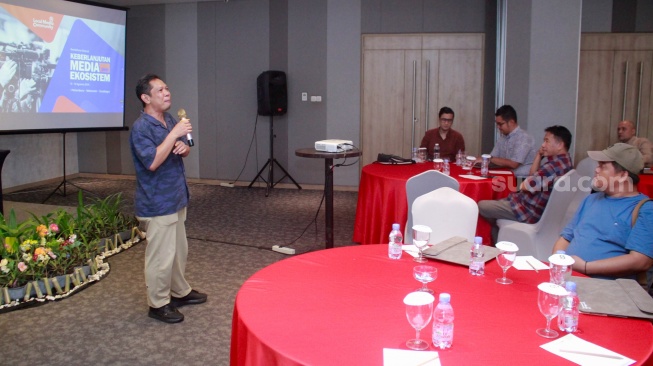 Head of Local Community Suara.com Asep Saefullah menyampaikan pemaparan dalam diskusi "Keberlanjutan Media dan Ekosistem" yang digelar oleh Local Media Community (LMC) di Prime Park Hotel, Pekanbaru, Senin (10/8/2026). [Suara.com]