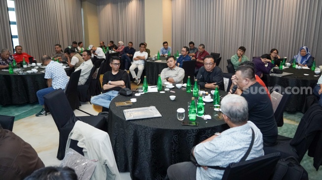 Suasana jalannya diskusi "Keberlanjutan Media dan Ekosistem" yang digelar di Hotel Whiz Luxe Spasio, Surabaya, Jawa Timur, Kamis (13/8/2026). [Suara.com]
