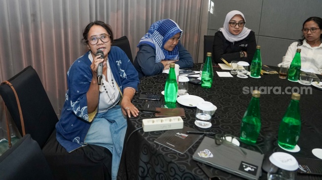 Suasana jalannya diskusi "Keberlanjutan Media dan Ekosistem" yang digelar di Hotel Whiz Luxe Spasio, Surabaya, Jawa Timur, Kamis (13/8/2026). [Suara.com]
