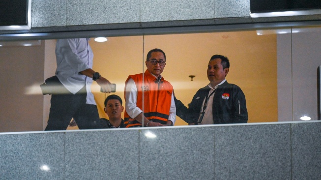 Mantan Kepala Kantor Wilayah Direktorat Jenderal Pajak Jakarta Khusus Muhammad Haniv (tengah) berjalan keluar ruangan setelah menjalani pemeriksaan di Gedung Merah Putih KPK, Jakarta, Rabu (19/8/2026). [ANTARA FOTO/Galih Pradipta/tom]