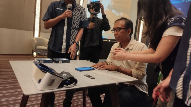 Waspada 'Silent Killer', Begini Cara OMRON Pastikan Akurasi Cek Tensi Mandiri di Rumah