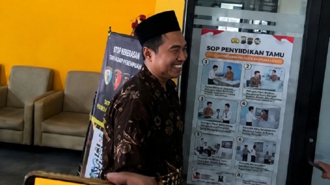 Hanya Melempar Senyum, Wakil Rektor Unsoed Terpantau Jalani Pemeriksaan KPK di Mapolresta Banyumas