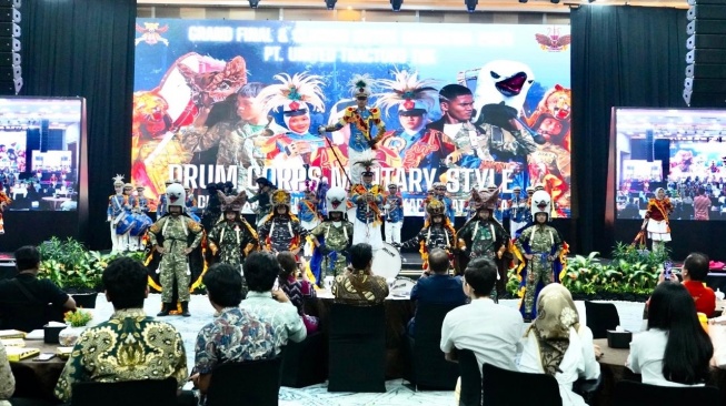 Penampilan drumband military band Gema Dinamika SMK Dinamika Pembangunan 2, Jakarta Timur. (Dok: United Tactors/UT)