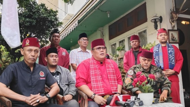 Ketua Umum Dewan Adat Badan Musyawarah Masyarakat (Bamus) Betawi, Muhammad Rifky alias Eki Pitung (tengah) saat ditemui di Jakarta, Kamis (20/8/2026). ANTARA/Ilham Kausar
