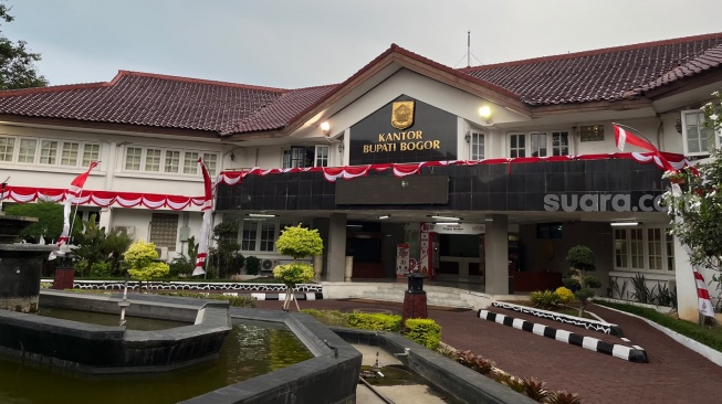 Situasi kantor Bupati Bogor di tengah riuhnya kabar dugaan OTT KPK terhadap salah satu pejabat di Pemkab Bogor. [Dziharul Islam Nusantara/SuaraBogor]