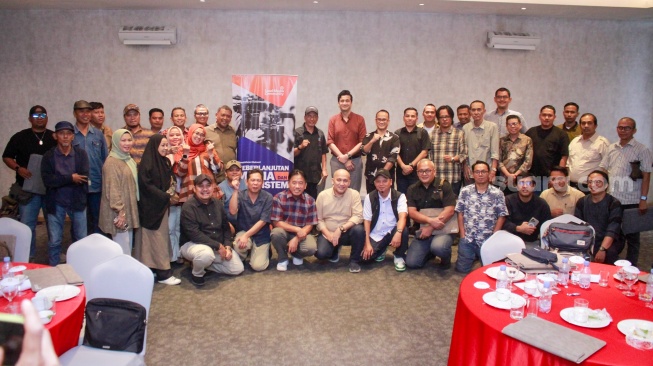 Pemred Suara.com, Suwarjono bersama narasumber dan para peserta foto bersama dalam diskusi "Keberlanjutan Media dan Ekosistem" yang digelar oleh Local Media Community (LMC) di Prime Park Hotel, Pekanbaru, Senin (10/8/2026). [Suara.com]