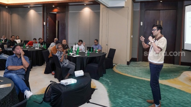 Narasumber menyampaikan pemaparan dalam diskusi "Keberlanjutan Media dan Ekosistem" yang digelar di Hotel Whiz Luxe Spasio, Surabaya, Jawa Timur, Kamis (13/8/2026). [Suara.com]
