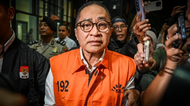 Mantan Kepala Kantor Wilayah Direktorat Jenderal Pajak Jakarta Khusus Muhammad Haniv (tengah) berjalan keluar ruangan usai menjalani pemeriksaan di Gedung Merah Putih KPK, Jakarta, Rabu (19/8/2026). [ANTARA FOTO/Galih Pradipta/tom]