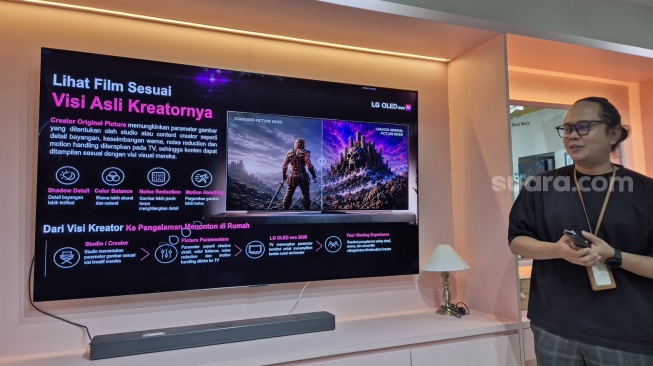 Senior Product Trainer Media Entertainment LG Electronics Indonesia, Hartanto memaparkan fitur Creator Original Picture Mode di TV LG OLED evo AI C6. [Suara.com/Dythia]