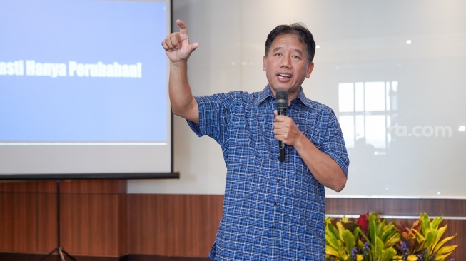 Pemred Suara.com, Suwarjono menyampaikan pemaparan dalam diskusi "Keberlanjutan Media dan Ekosistem" yang digelar di Hotel Whiz Luxe Spasio, Surabaya, Jawa Timur, Kamis (13/8/2026). [Suara.com]
