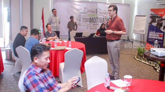 Narasumber menyampaikan pemaparan dalam diskusi "Keberlanjutan Media dan Ekosistem" yang digelar oleh Local Media Community (LMC) di Prime Park Hotel, Pekanbaru, Senin (10/8/2026). [Suara.com]