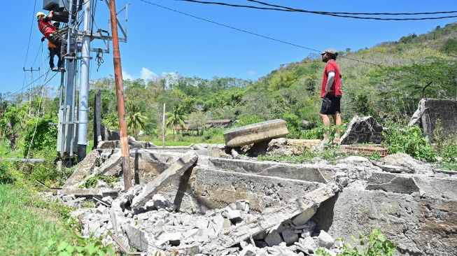 Petugas memasang trafo listrik di kawasan Reo, Kabupaten Manggarai, Nusa Tenggara Timur (NTT) Rabu (19/8/2026). [ANTARA FOTO/Fikri Yusuf/nym]

