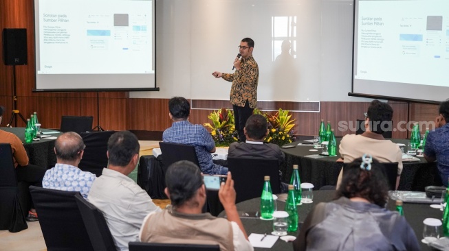 Narasumber menyampaikan pemaparan dalam diskusi "Keberlanjutan Media dan Ekosistem" yang digelar di Hotel Whiz Luxe Spasio, Surabaya, Jawa Timur, Kamis (13/8/2026). [Suara.com]
