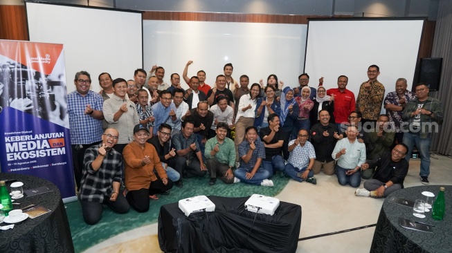 Pemred Suara.com, Suwarjono bersama narasumber dan para peserta dalam diskusi "Keberlanjutan Media dan Ekosistem" yang digelar di Hotel Whiz Luxe Spasio, Surabaya, Jawa Timur, Kamis (13/8/2026). [Suara.com]
