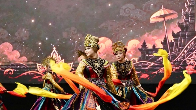 Penampilan sanggar tari club hobby PT Pamapersada Nusantara pada puncak acara grand final & closing UNTUK Indonesia. (Dok: United Tactors/UT)