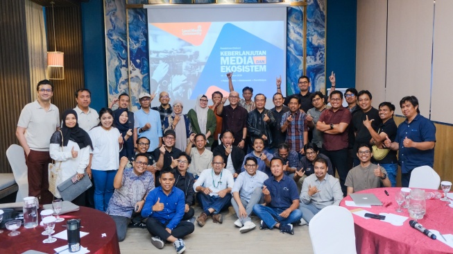 Pemred Suara.com, Suwarjono bersama para Narasumber dan peserta foto bersama dalam agenda diskusi bertajuk Keberlanjutan Media dan Ekosistem yang digelar Local Media Summit di Hotel Mercure Makassar, Sulawesi Selatan, Rabu (12/8/2026). [Suara.com]