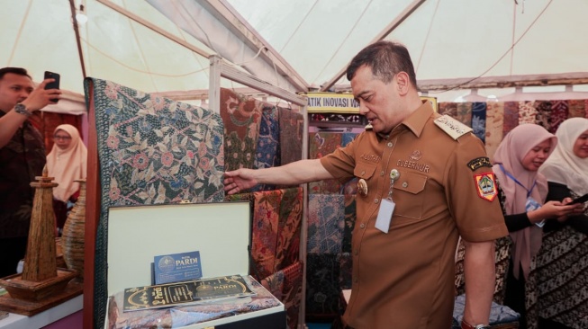 Gubernur Jawa Tengah, Ahmad Luthfi saat melihat produk UMKM yang menjajakan produk unggulannya di halaman Kantor Gubernur dan DPRD Jawa Tengah, Semarang Kamis (20/8/2026). Acara rangkaian HUT Provinsi Jawa Tengah tersebut digelar pada 20-22 Agustus 2026.