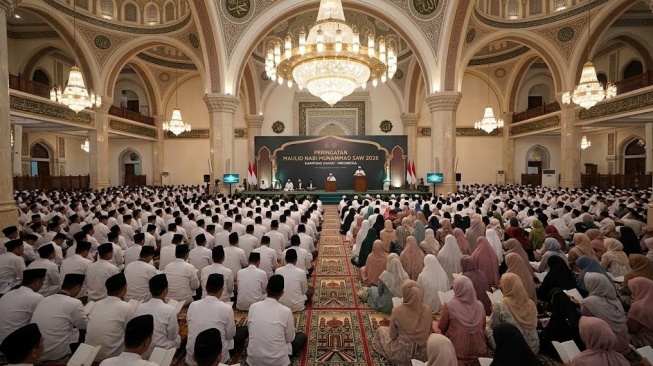Ilustrasi Maulid Nabi Muhammad SAW di Masjid. (Gemini AI)