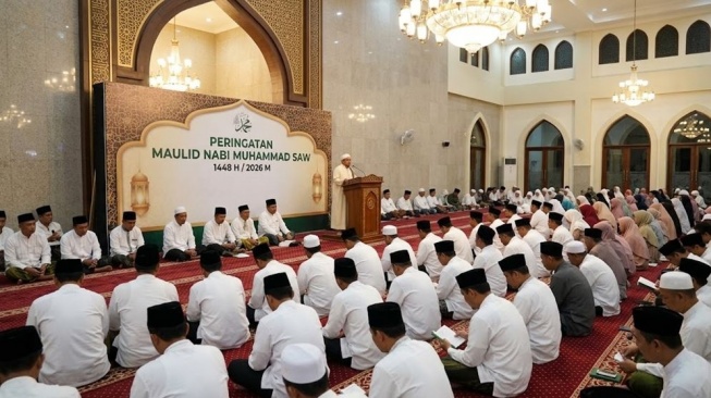 Ilustrasi Maulid Nabi Muhammad SAW di Masjid. (Gemini AI)