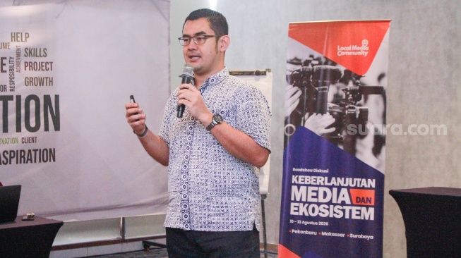 Narasumber menyampaikan pemaparan dalam diskusi "Keberlanjutan Media dan Ekosistem" yang digelar oleh Local Media Community (LMC) di Prime Park Hotel, Pekanbaru, Senin (10/8/2026). [Suara.com]