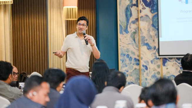 Narasumber menyampaikan pemaparan dalam agenda diskusi bertajuk Keberlanjutan Media dan Ekosistem yang digelar Local Media Summit di Hotel Mercure Makassar, Sulawesi Selatan, Rabu (12/8/2026). [Suara.com]