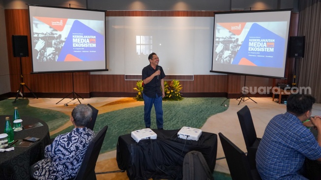 Head of Local Media Community Asep Saefullah menyampaikan pemaparan dalam diskusi "Keberlanjutan Media dan Ekosistem" yang digelar di Hotel Whiz Luxe Spasio, Surabaya, Jawa Timur, Kamis (13/8/2026). [Suara.com]
