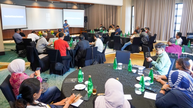 Pemred Suara.com, Suwarjono menyampaikan pemaparan dalam diskusi "Keberlanjutan Media dan Ekosistem" yang digelar di Hotel Whiz Luxe Spasio, Surabaya, Jawa Timur, Kamis (13/8/2026). [Suara.com]
