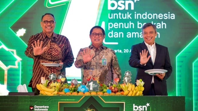 Direktur Utama PT Bank Syariah Nasional Alex Sofjan Noor (tengah) bersama Direktur Utama PT Bank Tabungan Negara (Persero) Tbk Nixon L.P. Napitupulu (kanan), disaksikan Komisaris Utama PT Bank Syariah Nasional Bahrullah Akbar, saat peringatan Milad ke-1 PT Bank Syariah Nasional di Jakarta, Kamis (20/8/2026). [handout]