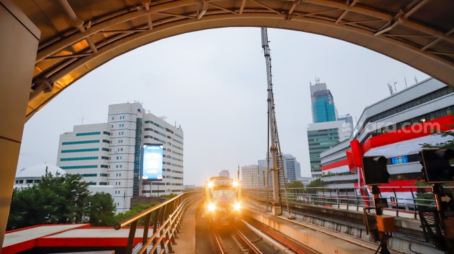 Rangkaian kereta LRT Jabodebek tiba di Stasiun Kuningan, Jakarta, Kamis (20/8/2026). [Suara.com/Alfian Winanto]