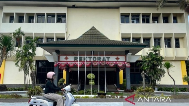 Suasana gedung Rektorat Universitas Jenderal Soedirman (Unsoed) Purwokerto, Kabupaten Banyumas, Jawa Tengah, Jumat (21/8/2026), tampak lengang pascaoperasi tangkap tangan yang dilakukan KPK terhadap sejumlah pejabat rektorat perguruan tinggi negeri itu pada Kamis (20/8/2026). ANTARA/Sumarwoto