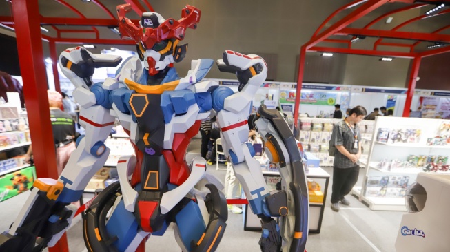 Pengunjung melihat mainan yang ditampilkan pada pameran Jakarta International Baby Products & Toys Expo and Indonesia Stationery Expo (IBTE) 2026 di JIExpo Kemayoran, Jakarta, Jumat (21/8/2026). [Suara.com/Alfian Winanto]