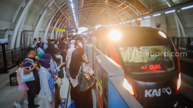 Penumpang menunggu kedatangan kereta LRT Jabodebek di Stasiun Dukuh Atas, Jakarta, Kamis (20/8/2026). [Suara.com/Alfian Winanto]