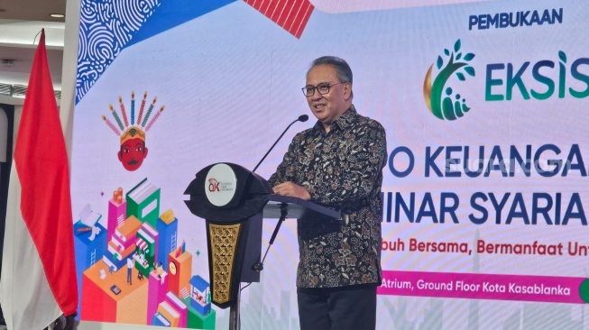 Anggota Dewan Komisioner Otoritas Jasa Keuangan (DK OJK), Dicky Kartikoyono dalam temu wartawan, Kamis (20/8/2026). [Suara.com/Rina A] 