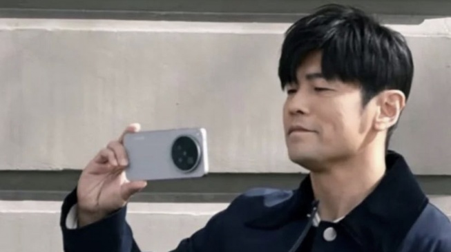 Artis asal Taiwan, Jay Chou diduga memegang vivo X500 Pro atau X500 Pro Max. [Gizmochina]