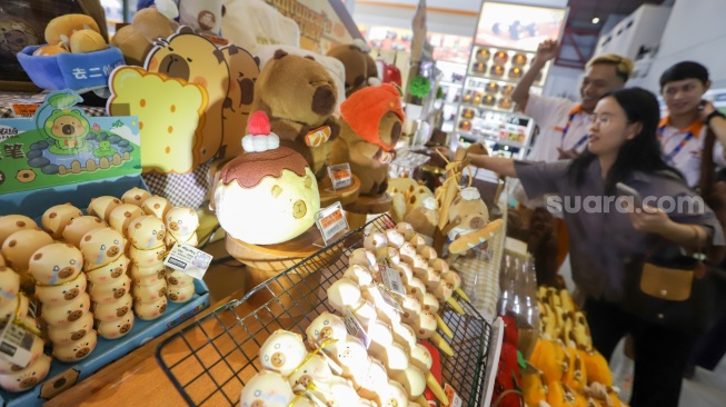 Pengunjung melihat mainan yang ditampilkan pada pameran Jakarta International Baby Products & Toys Expo and Indonesia Stationery Expo (IBTE) 2026 di JIExpo Kemayoran, Jakarta, Jumat (21/8/2026). [Suara.com/Alfian Winanto]