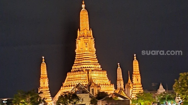 Plesir Malam di Bangkok: Menyusuri Chao Phraya dari Atas Kapal Pesiar