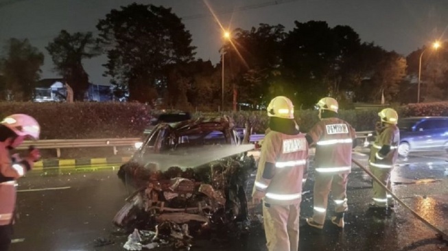 Jeep Mercedes-Benz Terbakar di Tol Jagorawi, 2 Orang Tewas Terpanggang Tak Bisa Keluar