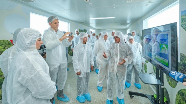 Priscilla Silvan Praritza, Head of Bayer Supply Center Healthcare Cimanggis menjelaskan proses manufaktur kepada Reem Alabali Radovan, Menteri Federal Jerman untuk Kerja Sama Ekonomi dan Pembangunan, dan Dante Saksono Harbuwono, Wakil Menteri Kesehatan Republik Indonesia dalam acara kunjungan ke pabrik Bayer Indonesia di Cimanggis. [handout]
