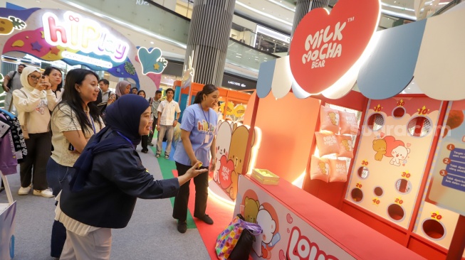 Pengunjung bermain permainan saat acara hIPlay Playground di Lippo Mall Puri, Jakarta, Jumat (21/8/2026). [Suara.com/Alfian Winanto]