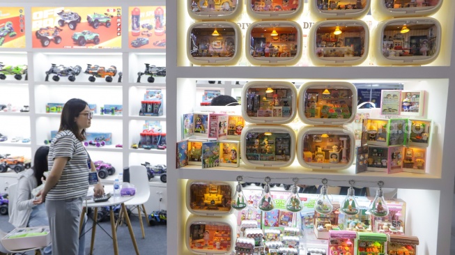Pengunjung melihat mainan yang ditampilkan pada pameran Jakarta International Baby Products & Toys Expo and Indonesia Stationery Expo (IBTE) 2026 di JIExpo Kemayoran, Jakarta, Jumat (21/8/2026). [Suara.com/Alfian Winanto]