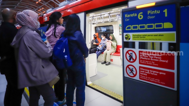 Penumpang menunggu kedatangan kereta LRT Jabodebek di Stasiun Dukuh Atas, Jakarta, Kamis (20/8/2026). [Suara.com/Alfian Winanto]