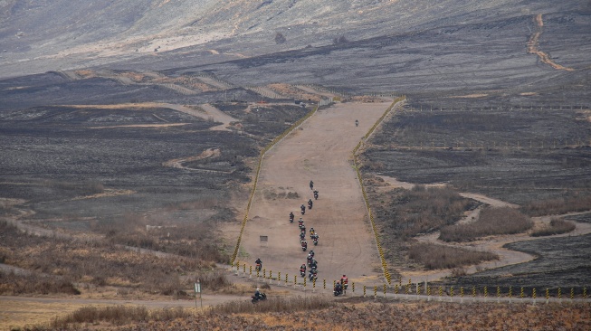 Sejumlah wisatawan melintasi kawasan Taman Nasional Bromo Tengger Semeru (TNBTS), Kabupaten Probolinggo, Jawa Timur, Kamis (20/8/2026). [ANTARA FOTO/Irfan Sumanjaya/nz]