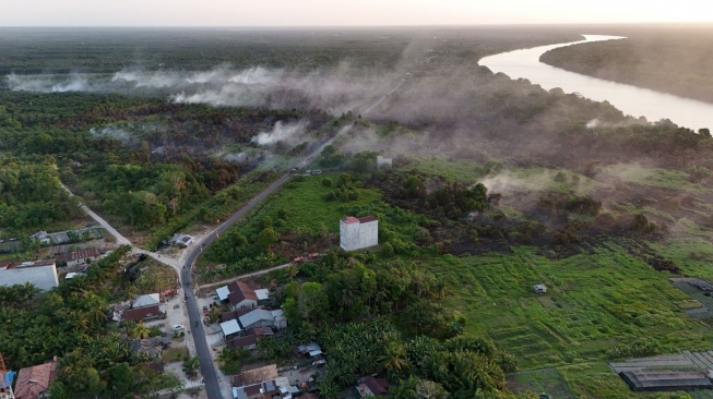 Melanie Subono mendatangi Kalimantan Tengah yang mengalami kebakaran hutan hingga 800 ribu hektare. [ Fajar Dewanto]